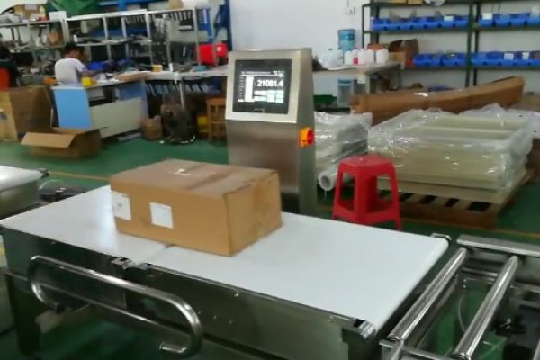 檢測重量20kg稱(chēng)重機重量不合格剔除